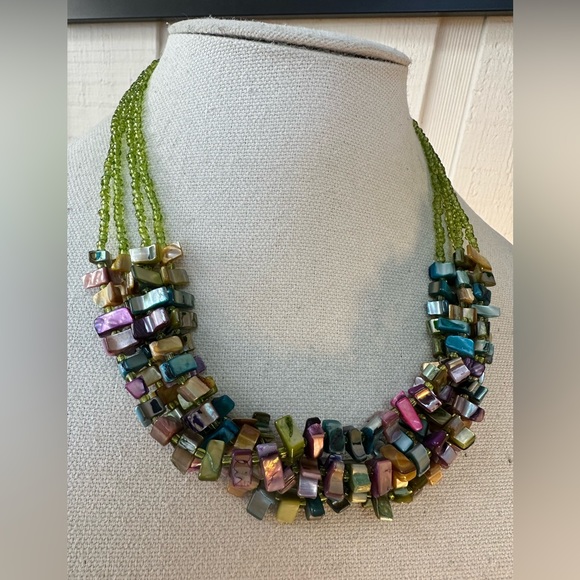 Torsade style dyed shell necklace - Picture 2 of 5